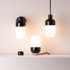 Ohm 100/210 vägglampa IP44 E27 svart/matt opal