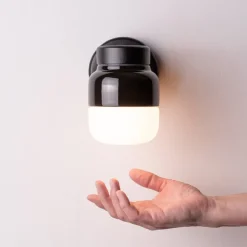 Ohm 100/150 vägglampa IP44 G9 svart/matt opal