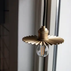 Omega 15 taklampa guld