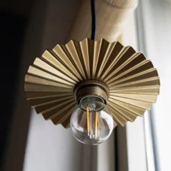 Omega 15 taklampa guld
