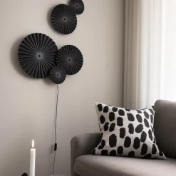 Omega vägglampa svart