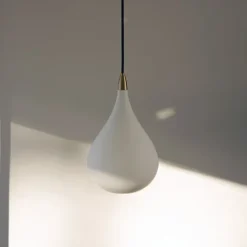 Opus 2 taklampa mässing/opal