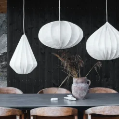 Pinecone taklampa vit