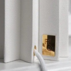 Plissé bordslampa vit textil