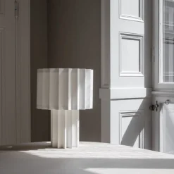 Plissé bordslampa vit textil