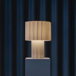 Plissé bordslampa vit textil