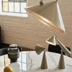 Pose portabel bordslampa putty