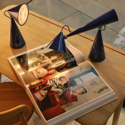 Pose Task bordslampa indigo