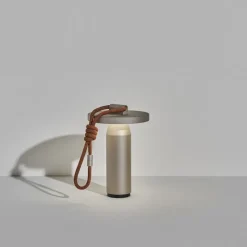 Quasar portabel bordslampa grå