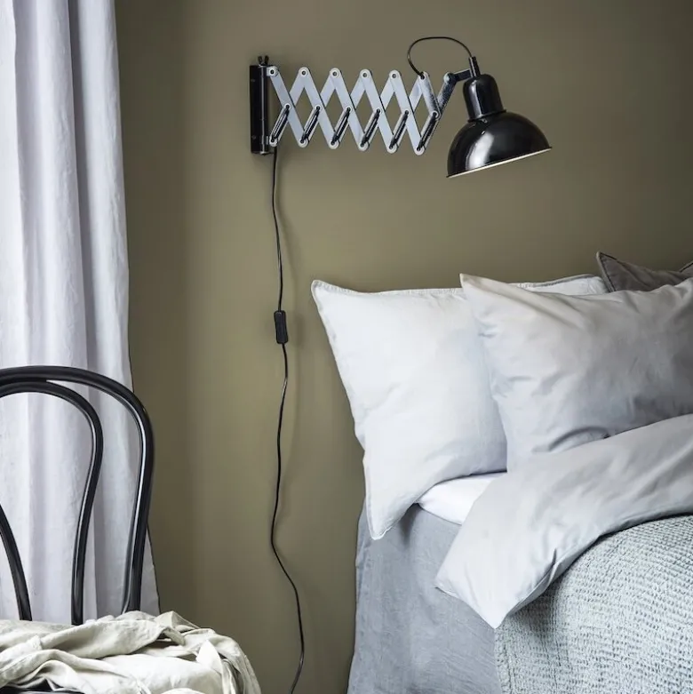 Riggs vägglampa svart