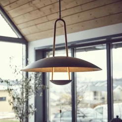Satellit Ø550 taklampa svart/råmässing