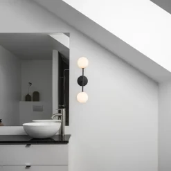 Sigma D vägglampa svart/opalglas
