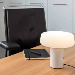 Solid small bordslampa vit carrara marmor