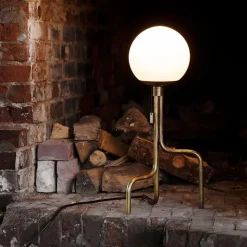 Strapatz glob bordslampa råmässing/matt opalglas