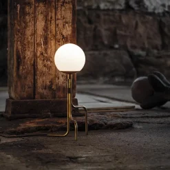 Strapatz glob bordslampa råmässing/matt opalglas