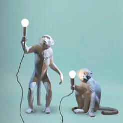 The Monkey Lamp sitting Bordslampa vit