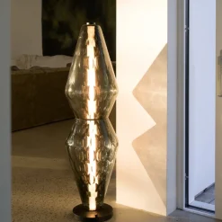 The Palazzo golvlampa svart/rökfärgat glas