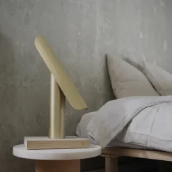 T-lamp bordslampa brushed brass