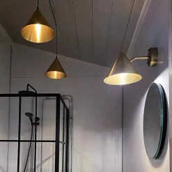 Tratt IP23 vägglampa mässing