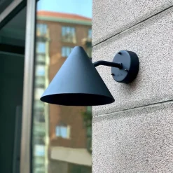Tratt IP23 vägglampa vit