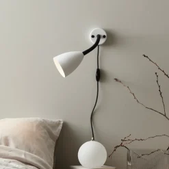 Trotsig vägglampa mattvit