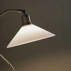 Vela bordslampa antik mässing/opalvit