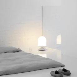 Vinge bordslampa vit strukturlack/opalglas