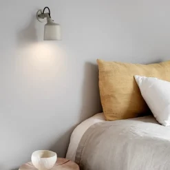 Vipp 524 vägglampa varmgrå