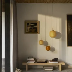 VL 45 Radiohus Ø175 taklampa Brass/Glossy Amber
