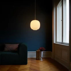 VL 45 Radiohus Ø370 taklampa Brass/Glossy White Opal glass