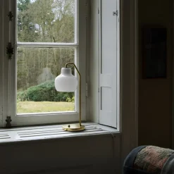 VL Ring Crown bordslampa opalglass/brass