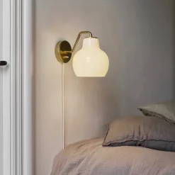 VL RING CROWN Vägglampa med sladd opalglass/brass
