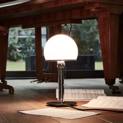 WA 23 Wagenfeld Bordslampa nickel, svartlackerad, opal glas