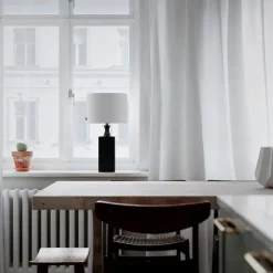 Woody H56cm bordslampa svart/vit