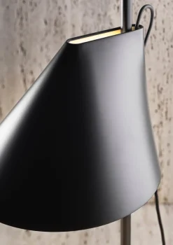 YUH vägglampa black